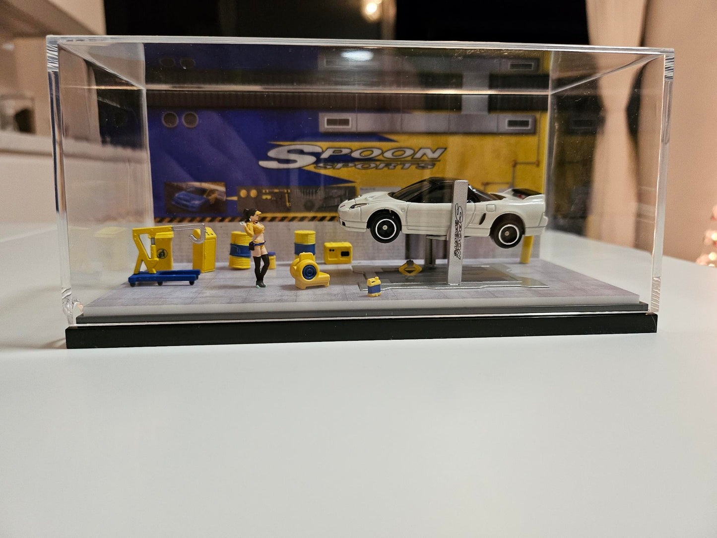 MoreArt 1:64 Scale Spoon Workshop Mini-figure Display Box (Car Not Included)