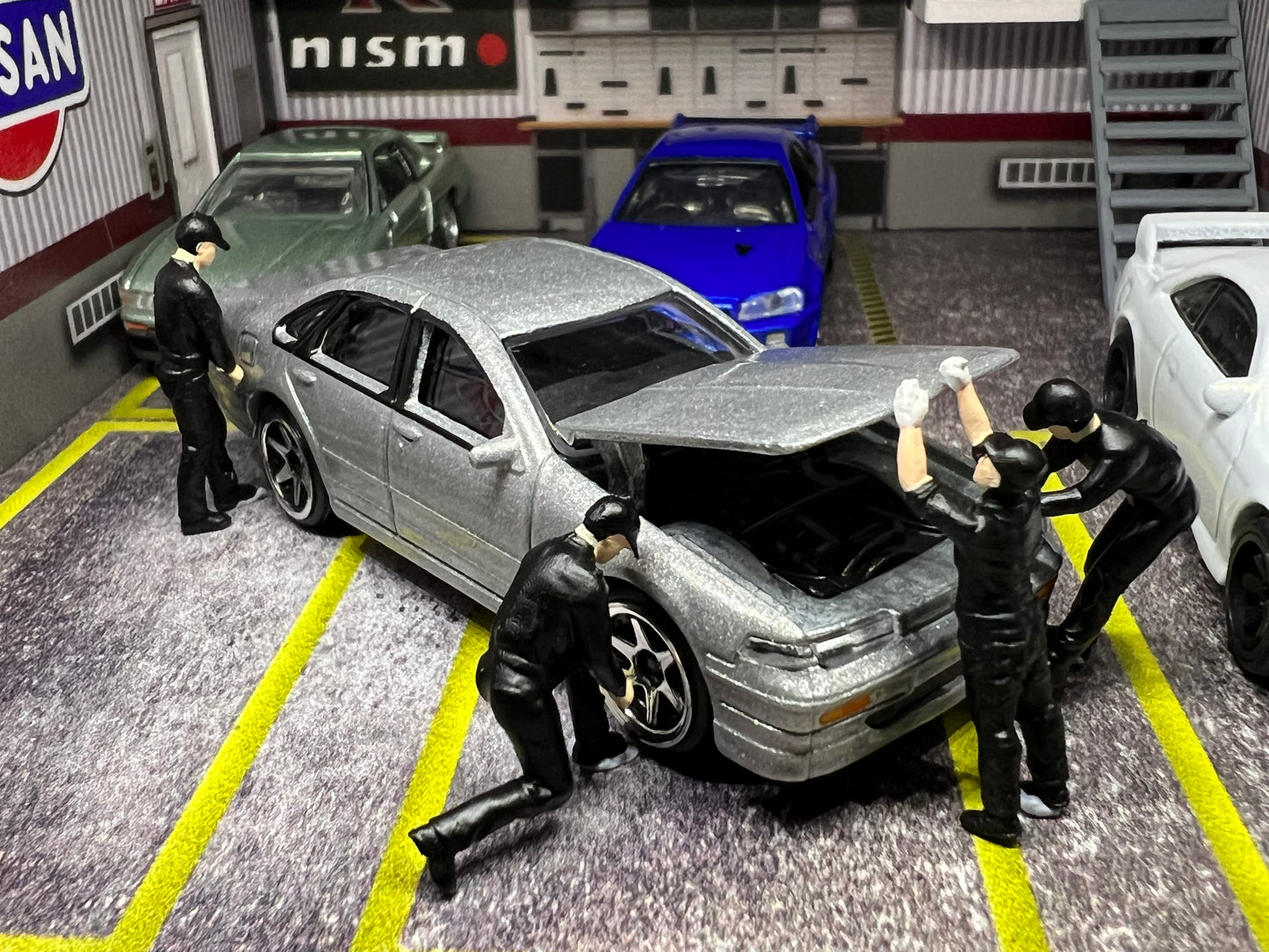MoreArt 1:64 Scale Car Workshop Crew Staffs Black