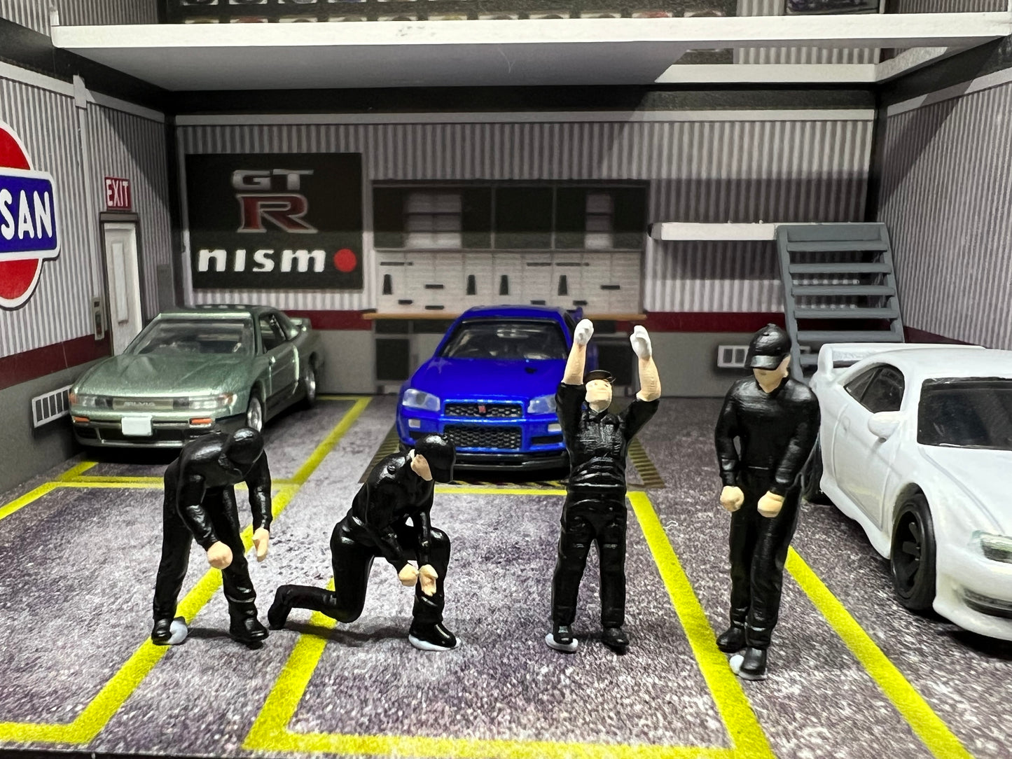 MoreArt 1:64 Scale Car Workshop Crew Staffs Black