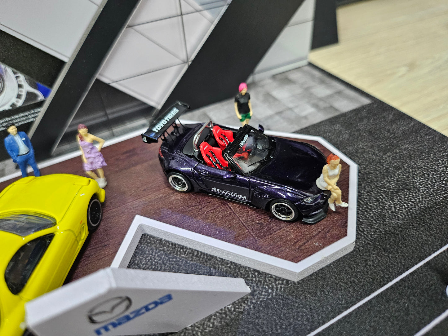 Brand New 1:64 Scale MoreArt Mazda Exhibition Diorama