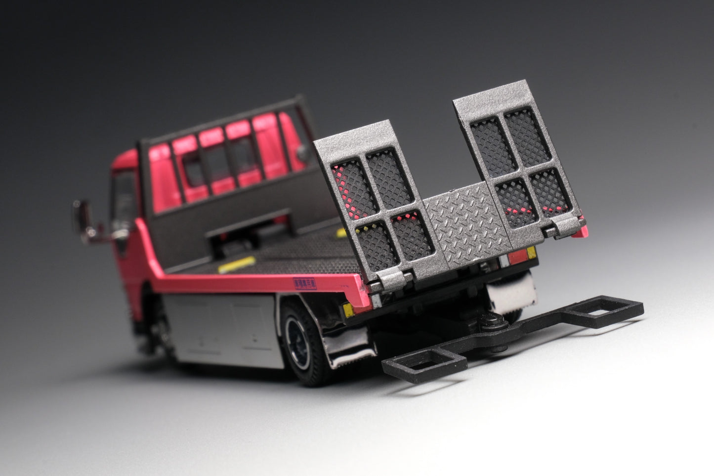 1:64 Scale Diecast Pink Isuzu ELF Custom Tow Truck