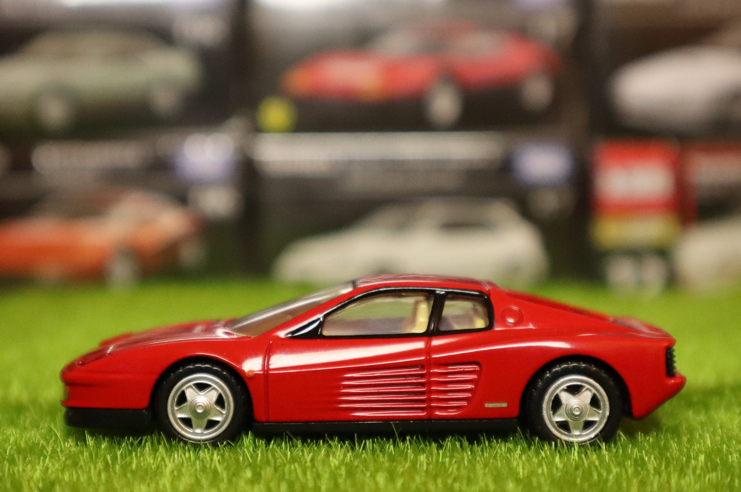 TOMICA Premium 1:64 Scale No.06 Ferrari Testarossa (Red)